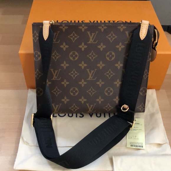 W/Receipt 🌸🌸 NEW 🌸🌸 Louis Vuitton T-26 with Crossbody Strap - Picture 13 of 15